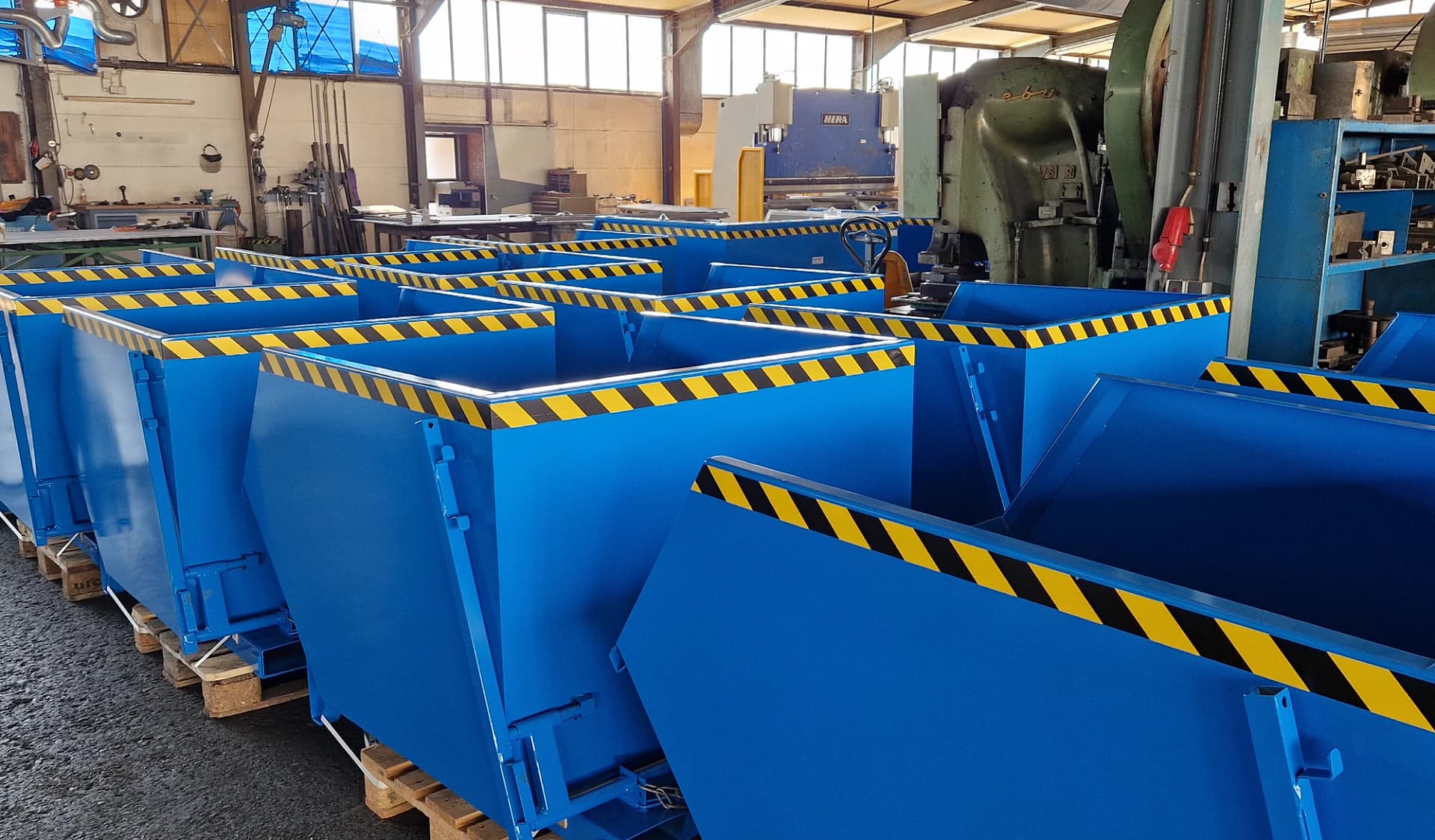 Seriengefertigte blaue Kippbehälter in der ENITOR Werkhalle in Munderkingen