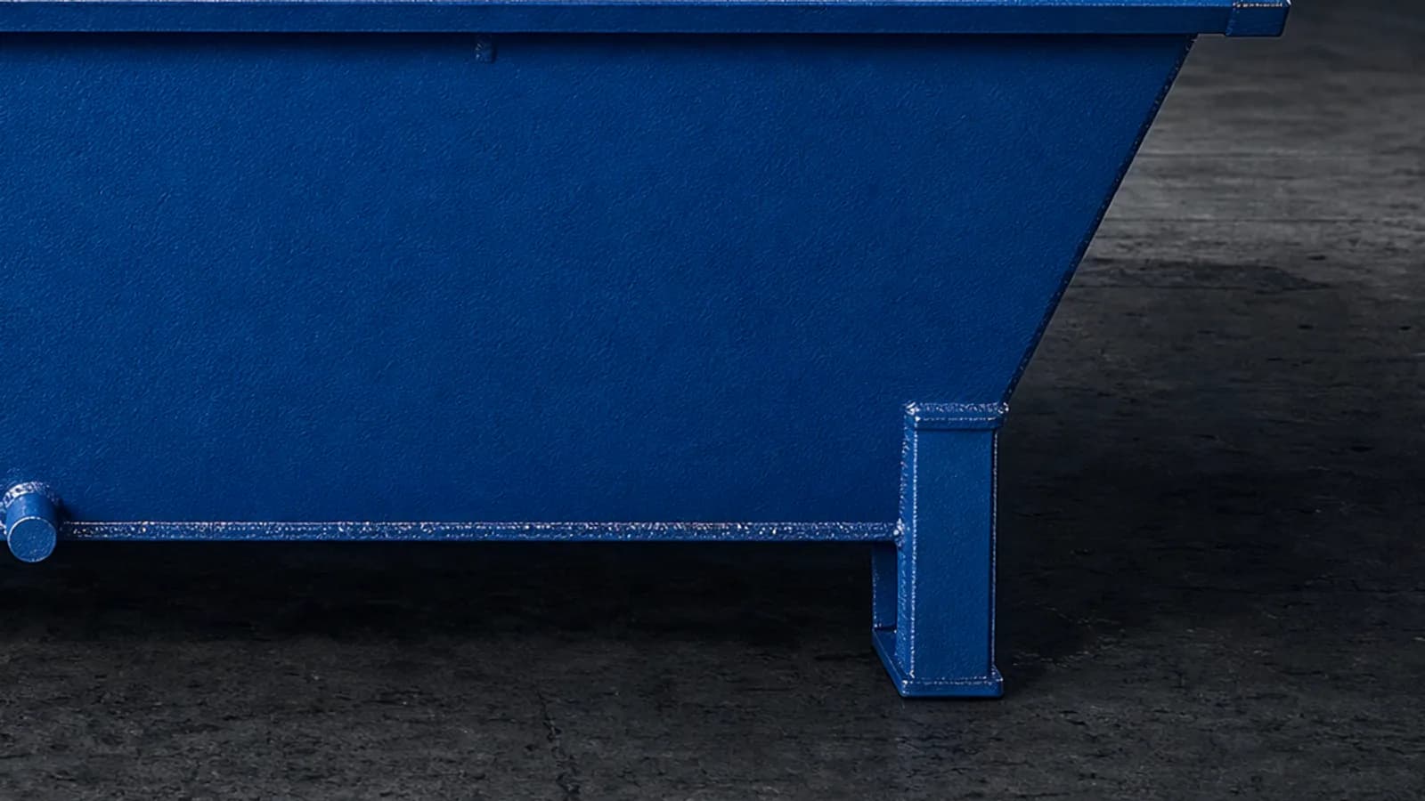 Standfuß und geschweißte Behälterkante eines blauen Sonderbehälters
