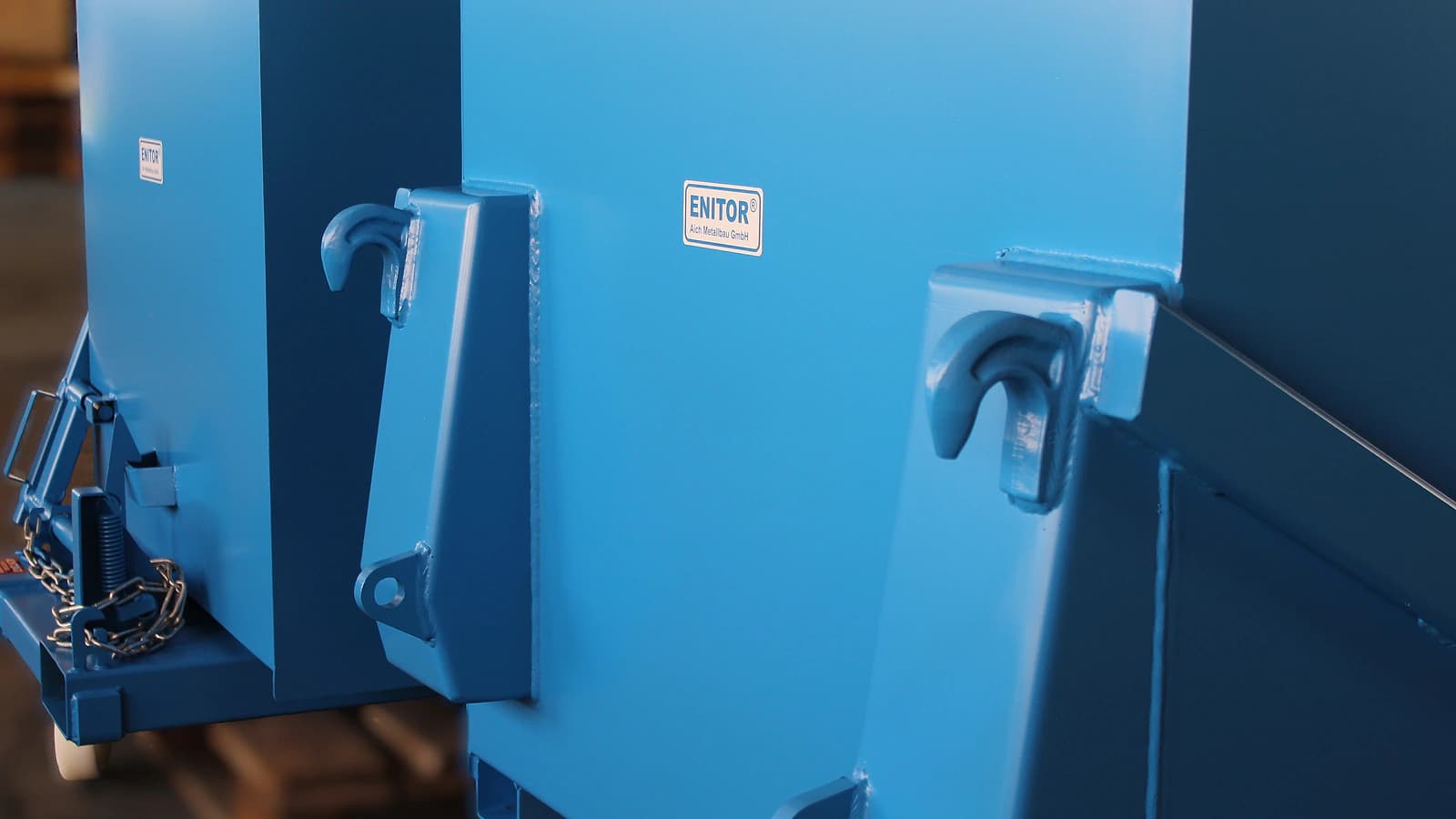 Blau lackierte ENITOR Behälter mit Produktlabels und sichtbaren Schweißdetails