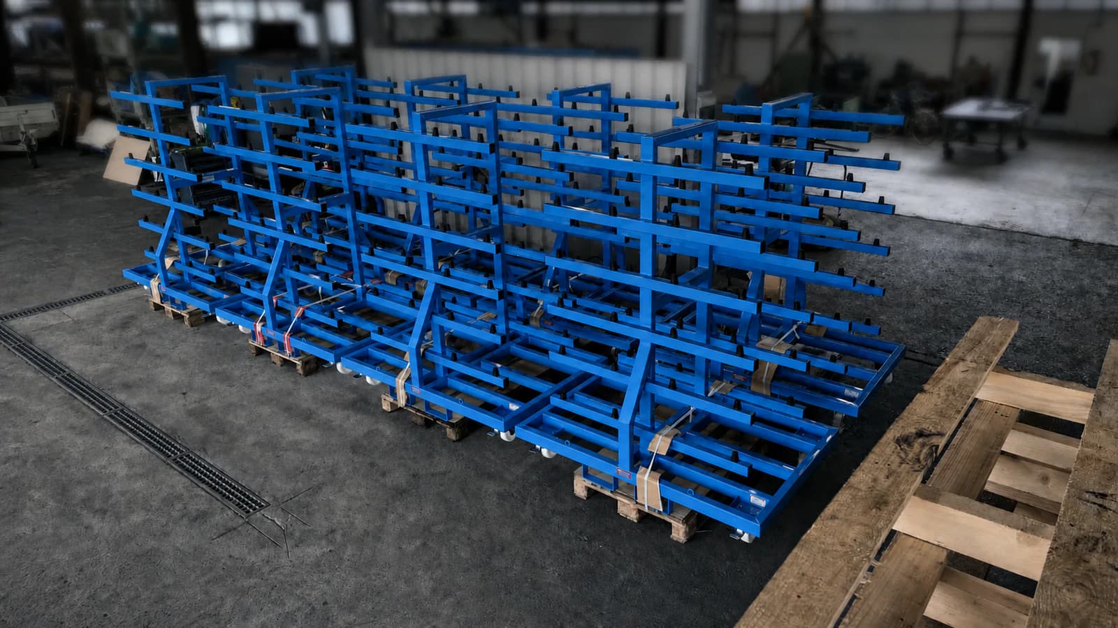 Blau lackierte Deckelregale in einer Fertigungshalle