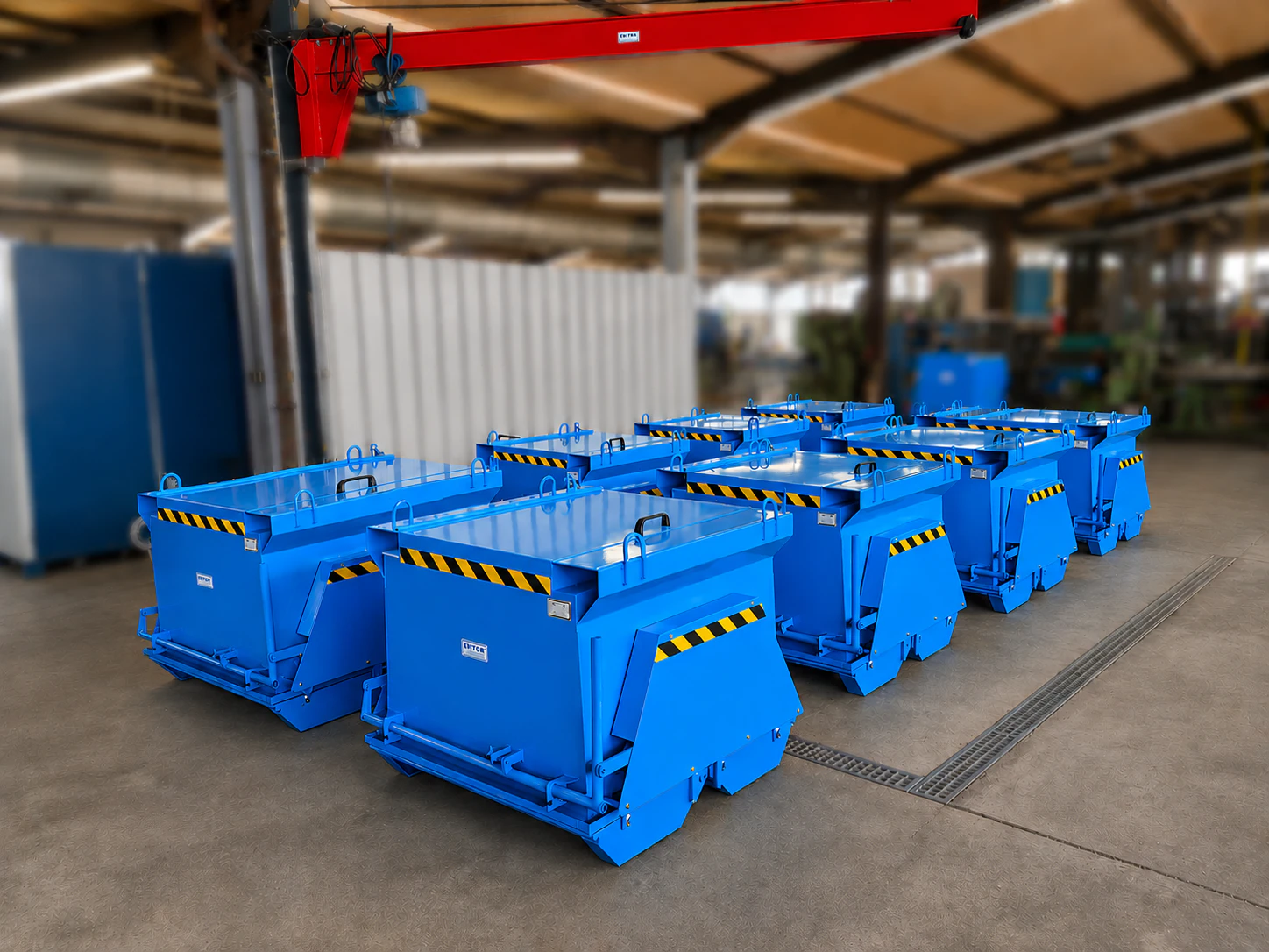 Mehrere blaue Behältersysteme in der ENITOR Werkhalle