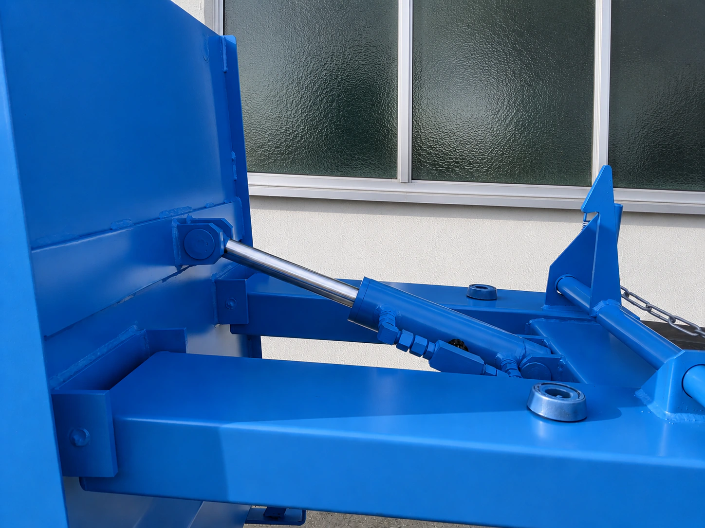 Hydraulische Kippbremse am Kippbehälter KU